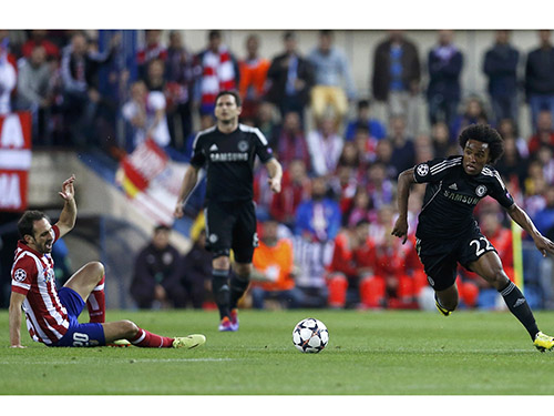 Cuộc chiến ở hàng tiền vệ giữa Willian (phải) của Chelsea và các cầu thủ Atletico Madrid tiếp tục căng thẳng  Ảnh: REUTERS