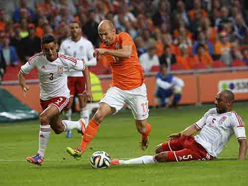 Robben (giữa) là điểm sáng hiếm hoi					       Ảnh: REUTERS