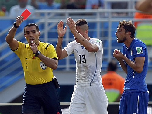 Trọng tài Rodriguez (trái) đuổi Marchisio trong pha vào bóng thô bạo ở trận Ý thua Uruguay 0-1 Ảnh: REUTERS