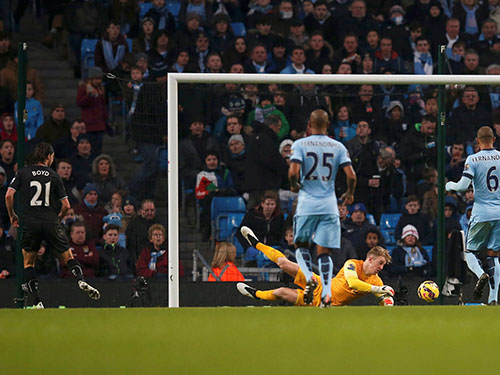 Boyd ghi bàn rút ngắn tỉ số 1-2 cho Burnley  Ảnh: REUTERS