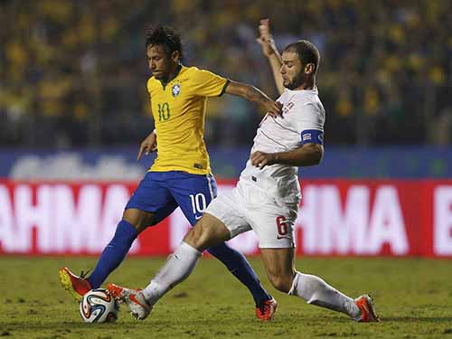 Neymar (trái) là nghệ sĩ hiếm hoi trong đội hình Brazil nhưng anh cũng sẵn sàng phạm lỗi để ngăn đối phương tổ chức phản công
Ảnh: REUTERS
