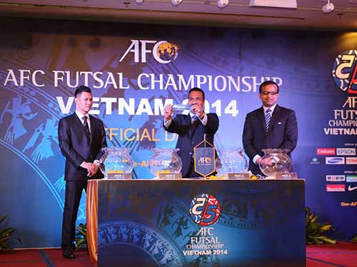 Tổng Thư ký AFC Dato Alex Soosay (giữa) trong lễ bốc thăm chia bảng trưa 22-2  Ảnh: Quang Liêm