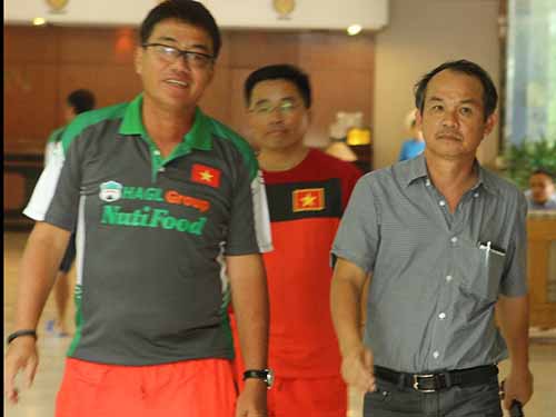 Bầu Đức (phải) trước khi vào thăm U19 Việt Nam Ảnh: Minh Ngọc Bầu Đức (phải) trước khi vào thăm U19 Việt Nam Ảnh: Minh Ngọc