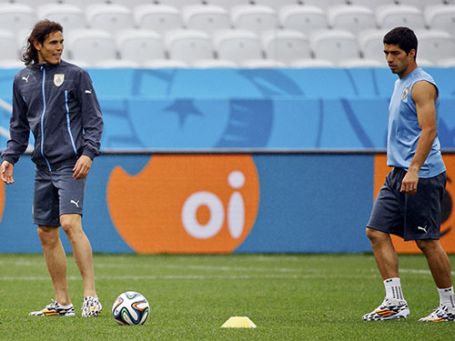 Cavani (trái) và Suarez sẵn sàng làm khổ hàng phòng ngự ÝẢnh: REUTERS