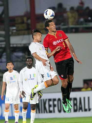 Tiền đạo Jay Bothroyd (9) là người ghi bàn ấn định chiến thắng cho Muangthong   
Ảnh: Hải Anh