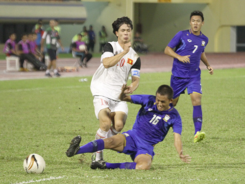 Công Phượng (trái) cũng suýt nổi nóng với những pha vào bóng vượt luật của các cầu thủ U19 Thái Lan tại bán kết