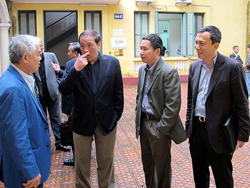 Cựu Tổng Thư ký Trần Quốc Tuấn (bìa phải) sẽ tranh cử vị trí là một trong phó chủ tịch giúp việc cho 
ứng viên chủ tịch Lê Hùng Dũng (bìa trái)Ảnh: Hải Anh