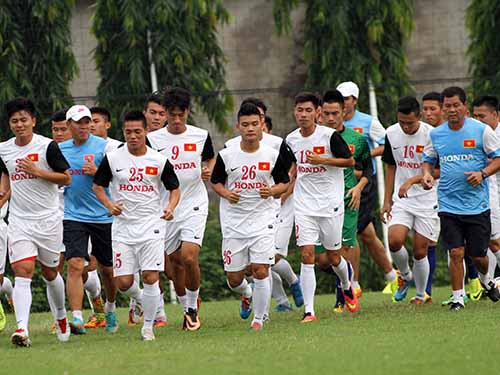 HLV thủ môn Nguyễn Văn Cường (bìa phải) trong buổi tập thể lực của đội Olympic Việt Nam chuẩn bị 
cho Á vận hội 2014Ảnh: Hải Anh