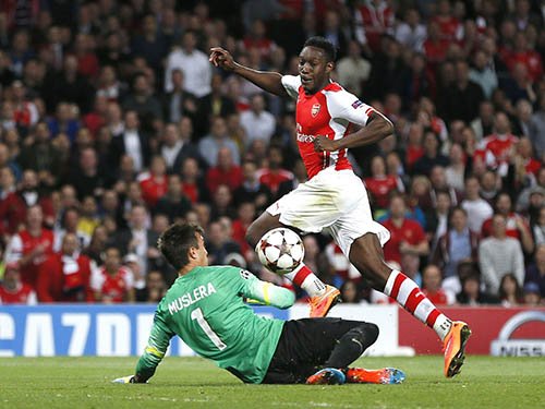 Welbeck trong pha ghi bàn cho Arsenal rạng sáng 2-10.Ảnh: REUTERS