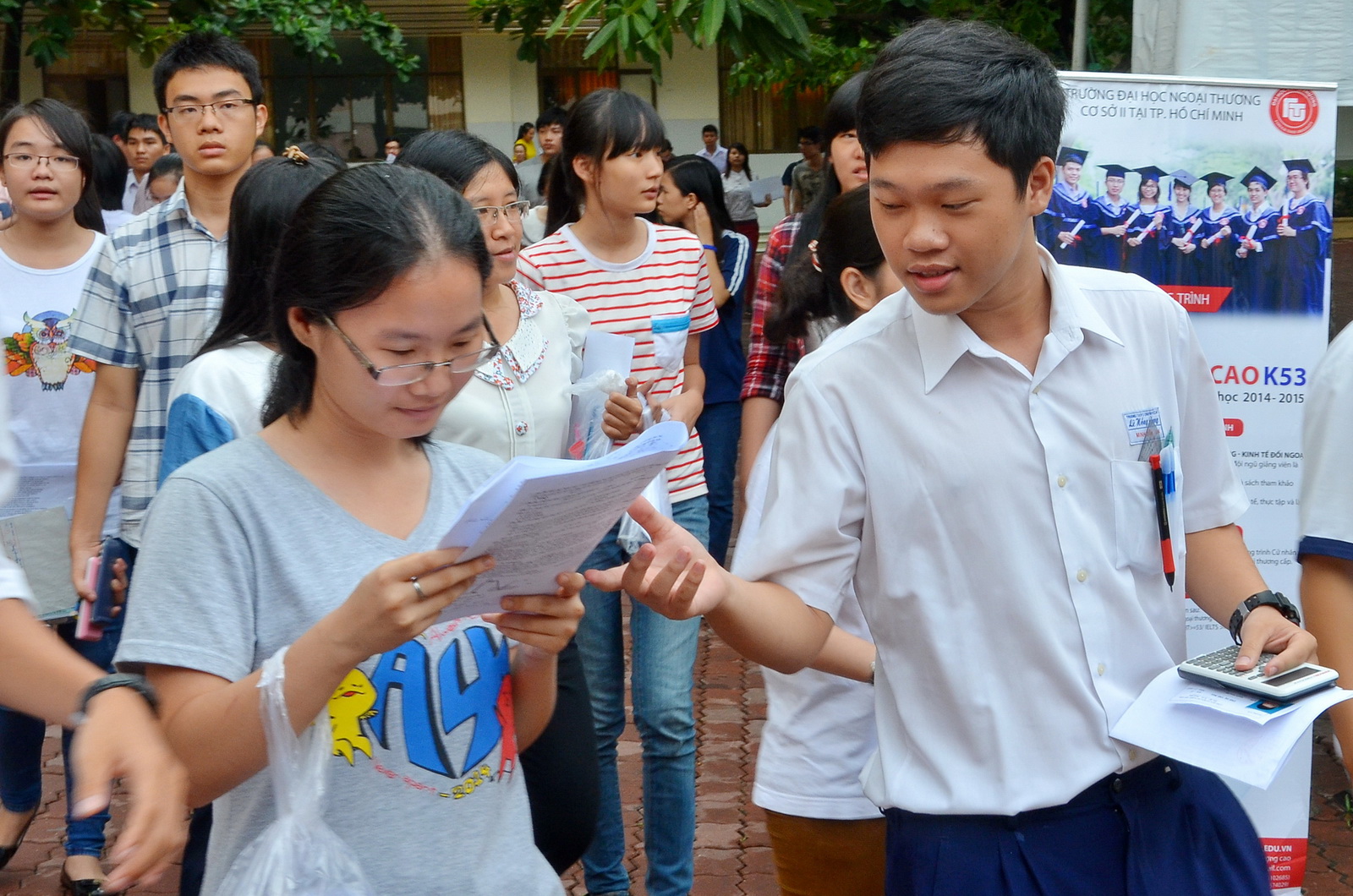 Thí sinh sau giờ làm bài môn hóa tại ĐH Ngoại Thương - TP HCM. Ảnh: T. Thạnh