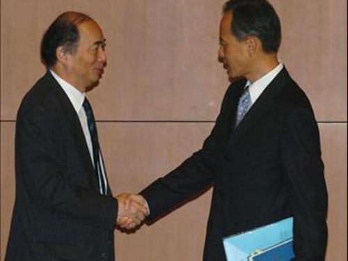 Đại sứ Trung Quốc ở Washington Thôi Thiên Khải (phải) và Đại sứ Nhật Bản tại Washington Kenichiro Sasae. Ảnh 