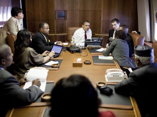 Tổng thống Mỹ Barack Obama trả lời câu hỏi của một số phóng viên trên Không lực 1
Ảnh: Nhà Trắng
