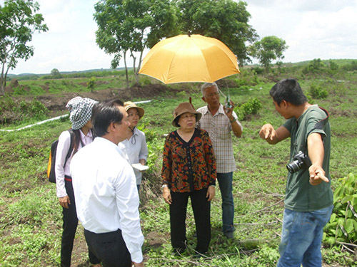 Bà Nguyễn Thị Hoài Thu, nguyên Chủ nhiệm Ủy ban Các vấn đề xã hội của Quốc hội, từng đến tỉnh Bình Phước để thực địa hiện trường kỳ án vườn mít ngày 13-5-2013Ảnh: Tân Tiến