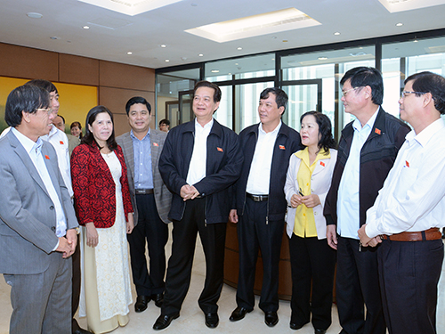 Thủ tướng Nguyễn Tấn Dũng trao đổi với các đại biểu Quốc hội trong giờ giải lao ngày 15-11Ảnh: HOÀNG NGỌC