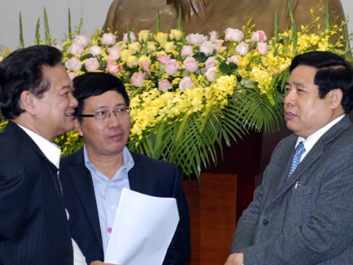 Thủ tướng Nguyễn Tấn Dũng, Phó Thủ tướng Phạm Bình Minh và Bộ trưởng Bộ Quốc phòng Phùng Quang Thanh trao đổi bên lề cuộc họp
Ảnh: NHẬT BẮC