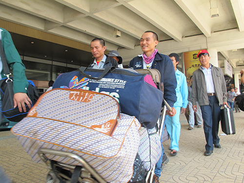 Lao động Việt Nam tại Libya về đến sân bay Nội Bài chiều 10-8Ảnh: VĂN DUẨN