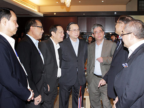 Các đại biểu trao đổi bên lề cuộc họp SOM ASEAN                                                            Ảnh: TTXVN