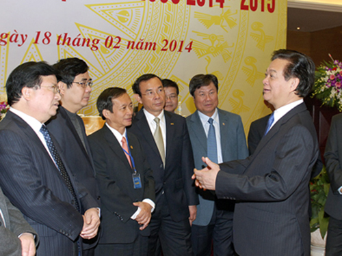 Thủ tướng Nguyễn Tấn Dũng trao đổi với lãnh đạo các bộ, địa phương, doanh nghiệp... trong khuôn khổ hội nghị về tái cơ cấu DNNNẢnh: Nhật Bắc
