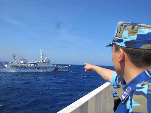 Cảnh sát biển Việt Nam cảnh giác trước hành vi gây hấn của tàu hải cảnh Trung Quốc ở vùng hạ đặt giàn khoan trái phép Ảnh: HOÀNG DŨNG