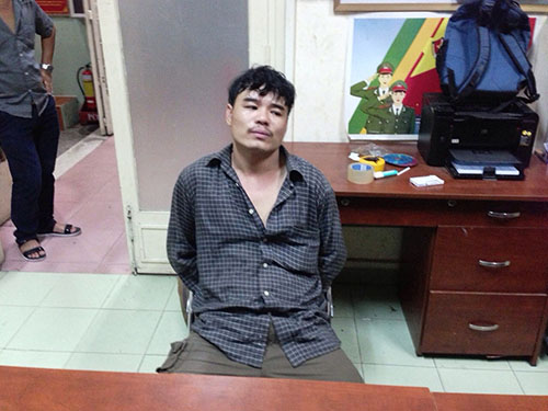 Nguyễn Văn Phương (Bắc Giang) sau khi giết người hàng xóm bằng 4 phát đạn, lẩn trốn vào TP HCM và bị trinh sát Phòng PC52- Công an TP HCM bắt giữ  ngày 2-7-2014(Ảnh do Phòng PC52 Công an TP HCM cung cấp)