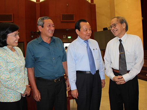 Bí thư Thành ủy TP HCM Lê Thanh Hải (đứng giữa) trao đổi với các đại biểu tại buổi tọa đàm