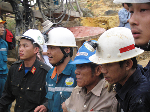 Lực lượng cứu hộ đang đưa nạn nhân lớn tuổi nhất - Phạm Xuân Đăng - ra ngoài vào chiều 19-12Ảnh: HỒNG ÁNH Lực lượng cứu hộ đang đưa nạn nhân lớn tuổi nhất - Phạm Xuân Đăng - ra ngoài vào chiều 19-12Ảnh: HỒNG ÁNH