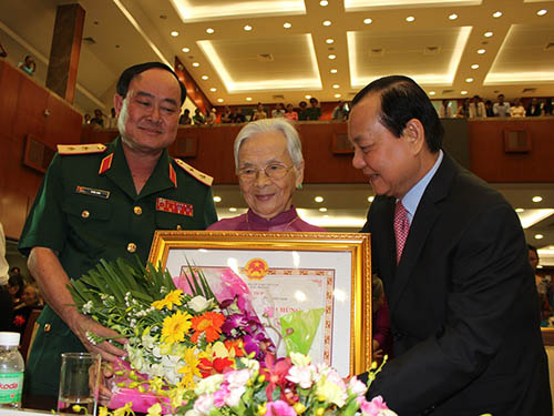 Bí thư Thành ủy TP HCM Lê Thanh Hải (bìa phải) trao tặng danh hiệu “Bà mẹ Việt Nam anh hùng” cho các mẹẢnh: PHAN ANH