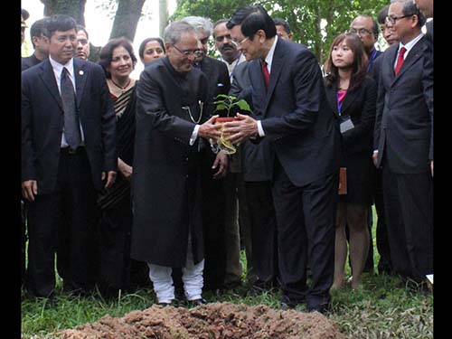 Chủ tịch nước Trương Tấn Sang và Tổng thống Ấn Độ Pranab Mukherjee trồng cây bồ đề xuất xứ từ Bồ Đề Đạo Tràng, biểu tượng cho di sản Phật giáo chung giữa hai nước, món quà tổng thống mang từ Ấn Độ sang