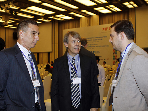 Đại diện c&aacute;c doanh nghiệp FDI trao đổi tại diễn đ&agrave;nẢnh: Hồng Th&uacute;y