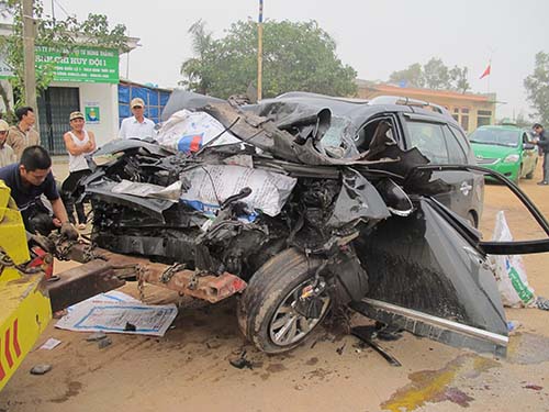 Xe ô tô chở gia đình ông Bùi Văn Hải hư hỏng nặng sau tai nạnẢnh: HOÀNG Hà