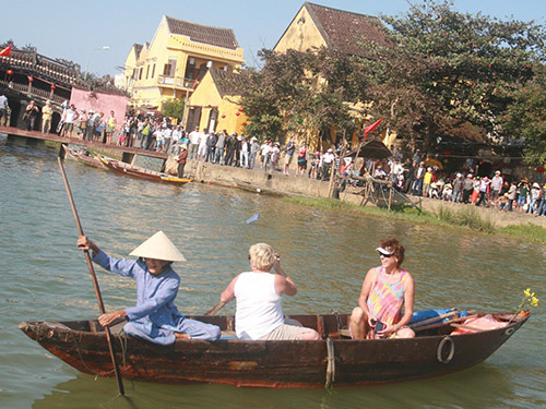 Du khách nước ngoài du ngoạn trên sông Hoài (Hội An, Quảng Nam) vào dịp Tết Giáp NgọẢnh: TRẦN THƯỜNG