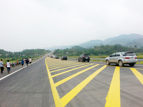 Đoạn đường cao tốc Nội Bài- Lào Cai chính thức thông xe, khai thác tạm từ sáng 14-6