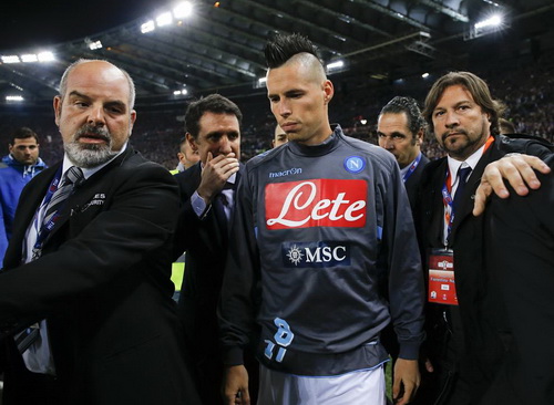 Hamsik và các thành viên Ban tổ chức đi thương thuyết với nhóm khán giả Ultra