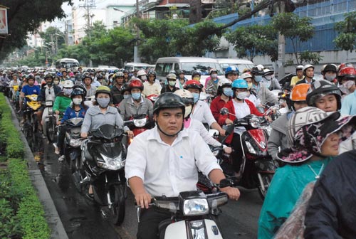 Các phương tiện lưu thông khó khăn trên đường Võ Thị Sáu, quận 3, TP HCM vào giờ cao điểm Ảnh: Tấn Thạnh