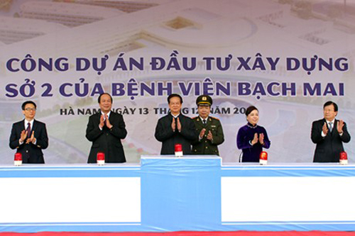 Thủ tướng Nguyễn Tấn Dũng (giữa) phát động khởi công xây dựng Cơ sở 2 - Bệnh viện Bạch Mai