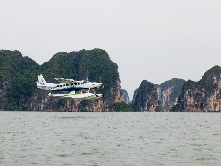 Thuỷ phi cơ bay trên vịnh Hạ Long