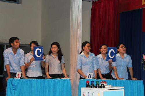 Các đội tham gia phần thi trắc nghiệm kiến thức về tổ chức CĐ Việt Nam