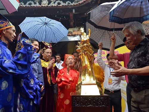 Một trong 60 bức tượng Thánh Gióng mạ vàng được đúc chào mừng 60 năm giải phóng thủ đô Hà Nội    Ảnh: Lê Hiếu