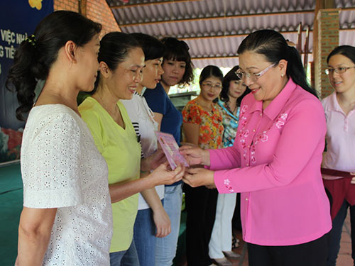 bà Nguyễn Thị Bích Thủy, Phó Chủ tịch LĐLĐ TP, trao giấy chứng nhận cho nữ CNVC-LĐ tiêu biểu