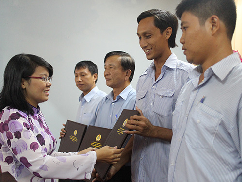 Bà Nguyễn Phương Linh - Phó Chủ tịch LĐLĐ quận Thủ Đức, TP HCM - tặng biểu trưng cho các cá nhân tiêu biểu