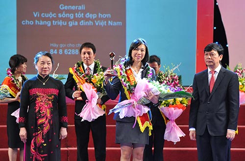 Đại diện Công ty Generali Việt Nam nhận giải thưởng “Top 10 doanh nghiệp tiêu biểu”