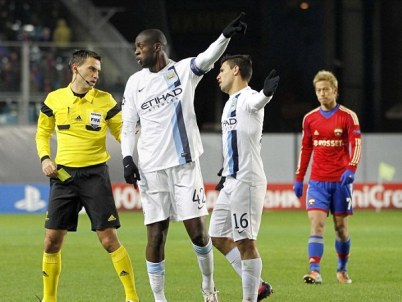 Yaya Toure phàn nàn trọng tài vì các CĐV Moscow chế nhạo anh