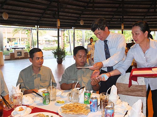 Lãnh đạo Tổng công ty Du lịch Sài Gòn tặng quà Tết cho công nhân khó khăn