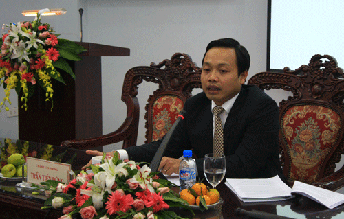 Ông Trần Tiến Dũng cho biết Bộ Tư pháp đã áp dụng quy định của luật trong việc gia hạn tuổi nghỉ hưu của ông Trần Văn Quảng (dù đến nay Chính phủ chưa có hướng dẫn cụ thể).