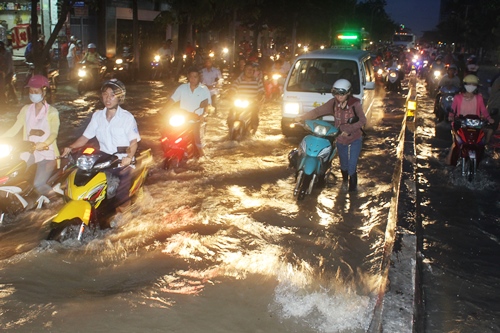 Nước ngập trên đường Huỳnh Tấn Phát, quận 7