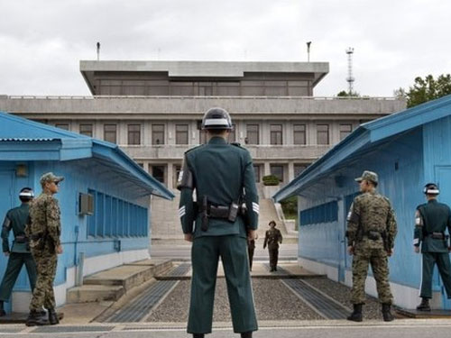 Binh sĩ Hàn Quốc nhìn về phía Triêu Tiên tại biên giới Panmunjom. Ảnh Reuters