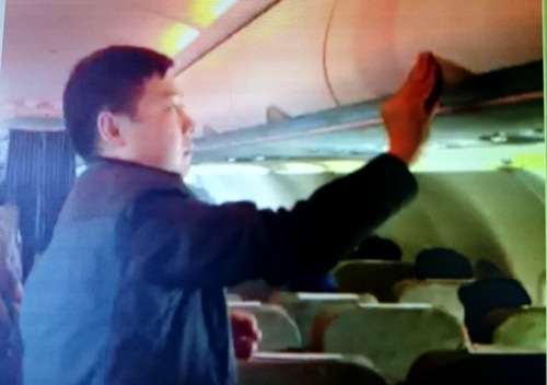 Trước đó, hành khách Zhang Giang (Trung Quốc) ăn cắp đồ tại giá hành lý trên chuyến bay VN 600 Bangkok (Thái Lan) - TP HCM chiều 19-1 cũng đã bị tiếp viên Vietnam Airlines bắt quả tang và quay clip làm bằng chứng