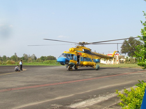 Trực thăng không quân trở về sân bay Cà Mau sau hơn 4 giwof tìm kiếm máy bat bị nạn trên biển