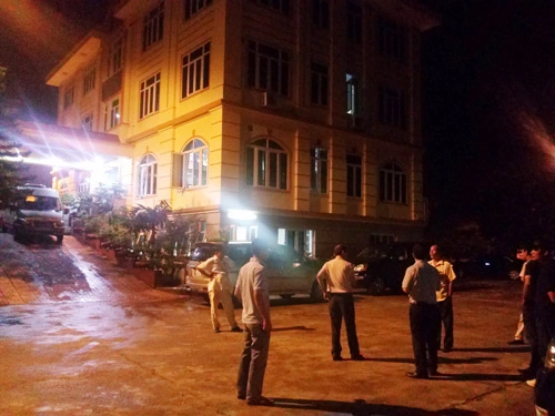 Lực lượng cảnh sát của Bộ Công an đang khám xét, bắt giữ bên trong trụ sở Công ty TNHH Đại An vào tối 13-8
