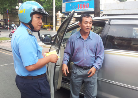 Tài xế xe Uber Võ Thành Tâm bị Thanh tra Giao thông TP HCM phạt vi phạm hành chính khi đang chuẩn bị
đón khách